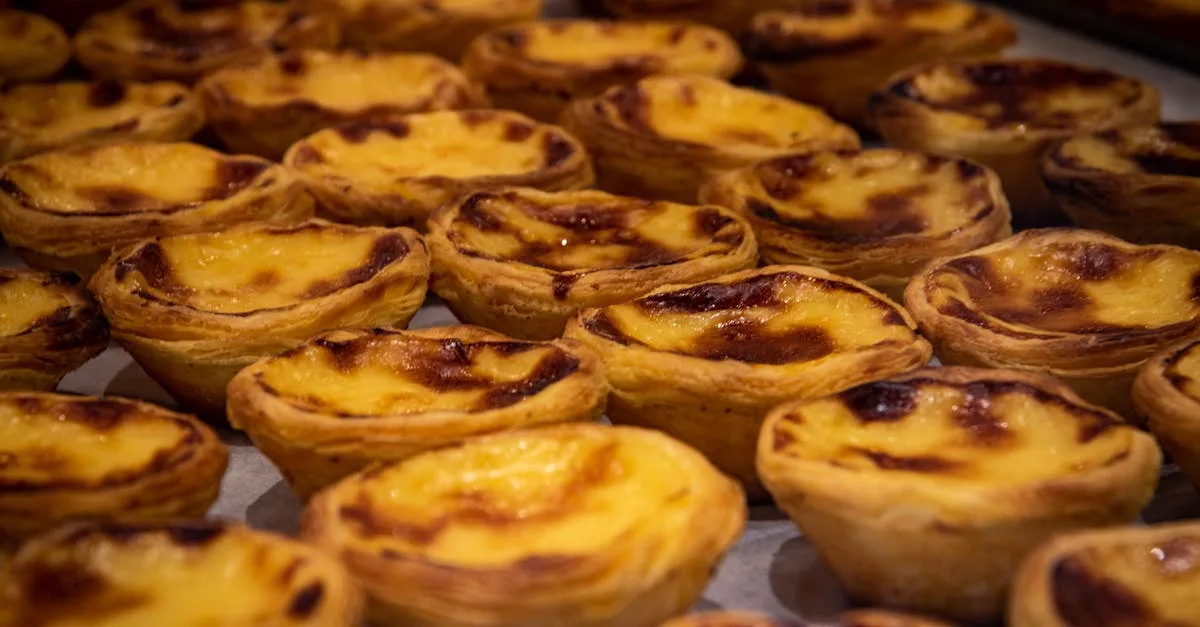 découvrez les pastéis de nata, ces délicieuses tartelettes portugaises à la crème, croustillantes à l'extérieur et fondantes à l'intérieur. un véritable régal sucré qui ravira vos papilles à chaque bouchée !