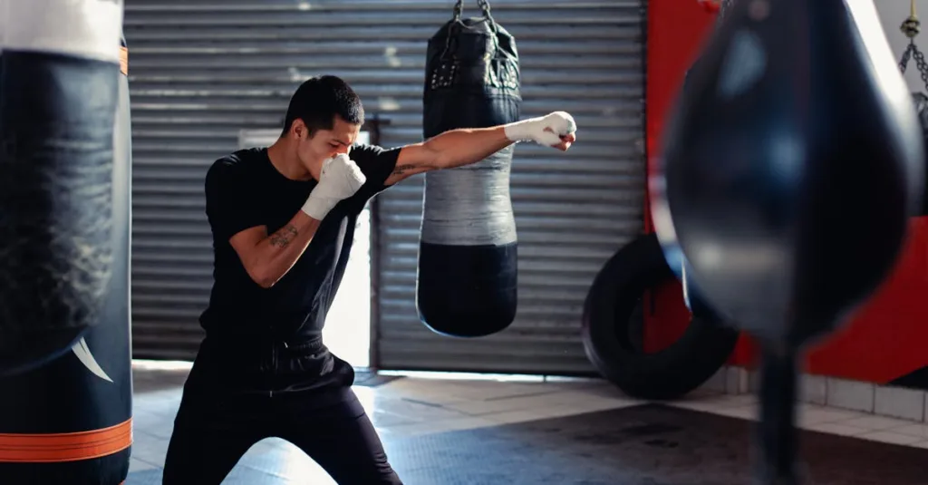 entraînement de boxe française sans sac de frappe : découvrez des techniques efficaces pour améliorer votre condition physique, votre technique et votre agilité à la maison ou sans équipement.