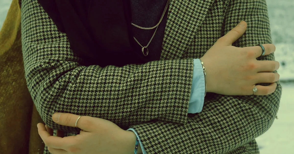 découvrez l'art du bracelet layering : superposez vos bracelets préférés pour un style unique et tendance. astuces et idées pour un look chic et personnalisé.