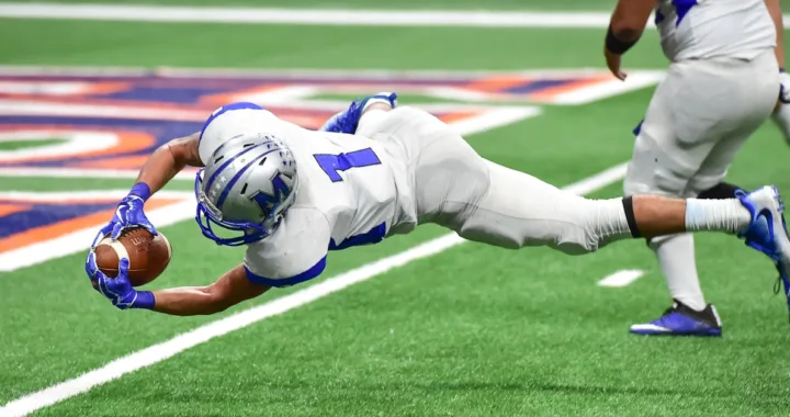 découvrez les règles du football américain, un sport passionnant mêlant stratégie, vitesse et puissance. comprenez les bases pour mieux suivre les matchs et apprécier ce jeu captivant.