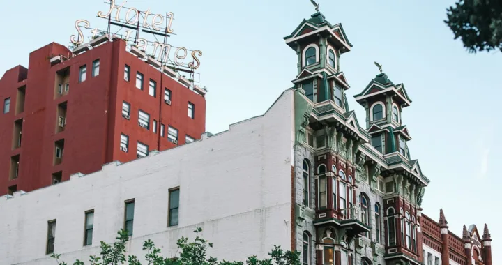 découvrez les belleville triplets, un trio unique au charisme captivant et à l'histoire fascinante, mêlant talent et complicité dans chaque aventure.