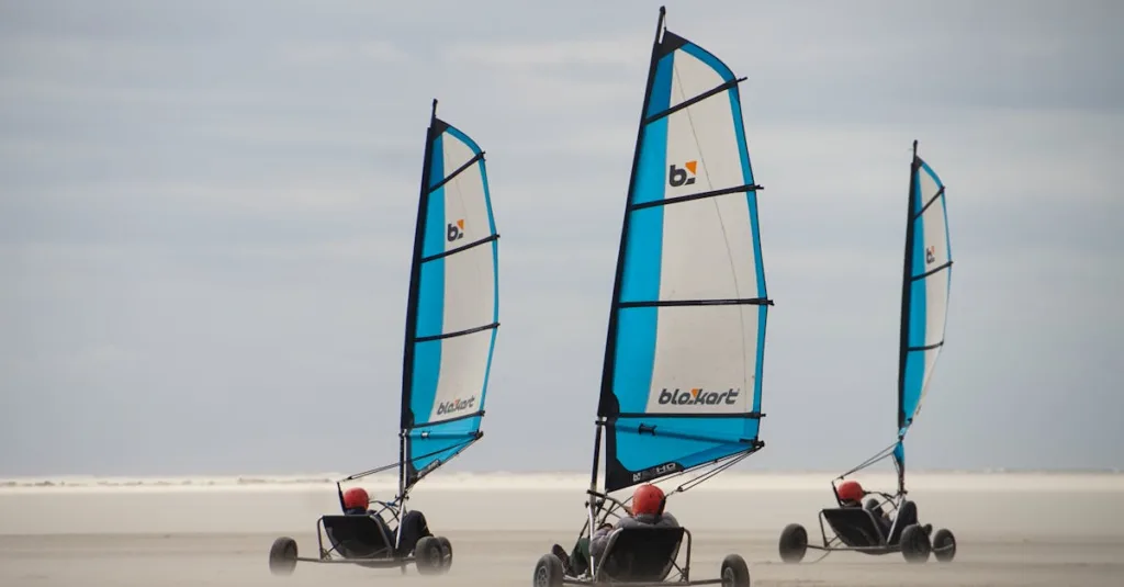 découvrez le land sailing, une activité de voile terrestre passionnante alliant vitesse et aventure sur des terrains plats et venteux. parfait pour les amateurs de sensations fortes et de sports innovants.