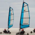 découvrez le land sailing, une activité de voile terrestre passionnante alliant vitesse et aventure sur des terrains plats et venteux. parfait pour les amateurs de sensations fortes et de sports innovants.