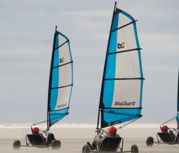 découvrez le land sailing, une activité de voile terrestre passionnante alliant vitesse et aventure sur des terrains plats et venteux. parfait pour les amateurs de sensations fortes et de sports innovants.