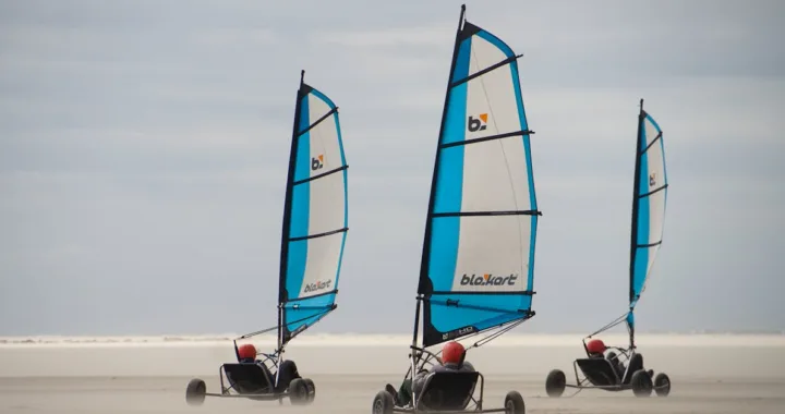 découvrez le land sailing, une activité de voile terrestre passionnante alliant vitesse et aventure sur des terrains plats et venteux. parfait pour les amateurs de sensations fortes et de sports innovants.