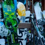 découvrez les avantages et inconvénients de la location ou de l'achat de matériel de ski pour faire le meilleur choix selon vos besoins et votre budget.