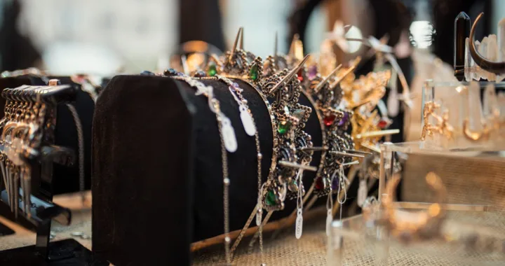 découvrez notre collection élégante de bijoux raffinés, alliant design moderne et artisanat traditionnel pour sublimer votre style au quotidien.