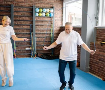 exercices de gymnastique douce pour seniors : des mouvements simples et adaptés pour maintenir la forme, améliorer la mobilité et favoriser le bien-être au quotidien.