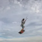 découvrez le kiteboarding, un sport nautique alliant liberté, adrénaline et maîtrise du vent. apprenez les techniques, les meilleurs spots et équipements pour pratiquer en toute sécurité.