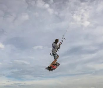 découvrez le kiteboarding, un sport nautique alliant liberté, adrénaline et maîtrise du vent. apprenez les techniques, les meilleurs spots et équipements pour pratiquer en toute sécurité.