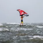 découvrez le wing foil, une activité nautique innovante alliant le surf, le kitesurf et la voile pour des sensations de glisse uniques sur l'eau.