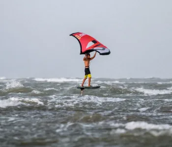 découvrez le wing foil, une activité nautique innovante alliant le surf, le kitesurf et la voile pour des sensations de glisse uniques sur l'eau.