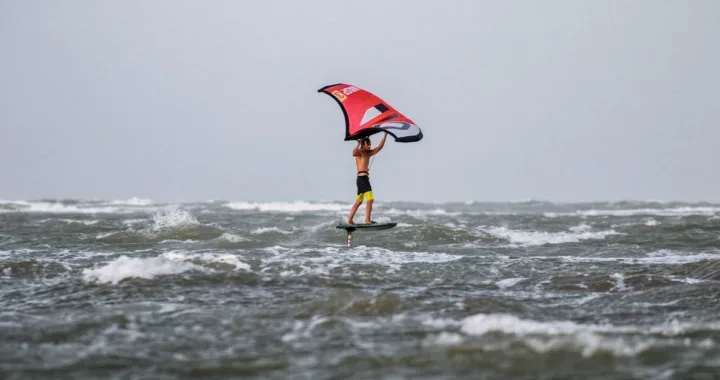 découvrez le wing foil, une activité nautique innovante alliant le surf, le kitesurf et la voile pour des sensations de glisse uniques sur l'eau.