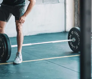découvrez les aliments à éviter avant un entraînement intense des jambes pour maximiser vos performances et éviter les inconforts digestifs.