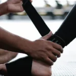 découvrez des conseils essentiels pour prévenir les blessures après 40 ans et rester actif en toute sécurité grâce à des pratiques adaptées à votre âge.