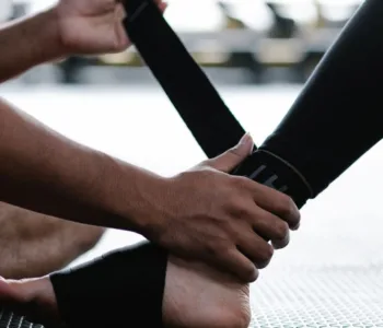 découvrez des conseils essentiels pour prévenir les blessures après 40 ans et rester actif en toute sécurité grâce à des pratiques adaptées à votre âge.