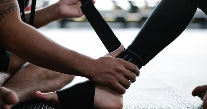 découvrez des conseils essentiels pour prévenir les blessures après 40 ans et rester actif en toute sécurité grâce à des pratiques adaptées à votre âge.