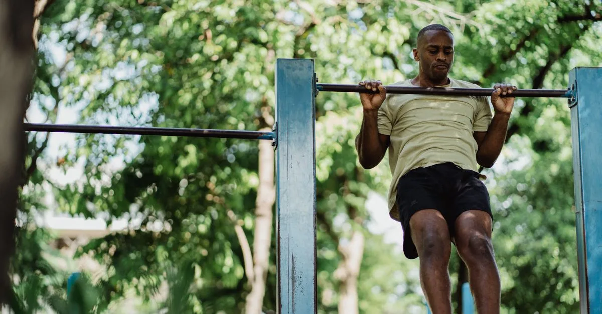 découvrez nos progressions pour maîtriser les tractions (pull-up) étape par étape, adaptées à tous les niveaux, pour améliorer votre force et votre technique.
