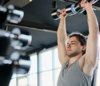 db snatches : découvrez des techniques efficaces et des conseils pour maîtriser l'art des arrachés en musculation, améliorer votre puissance et votre explosivité.