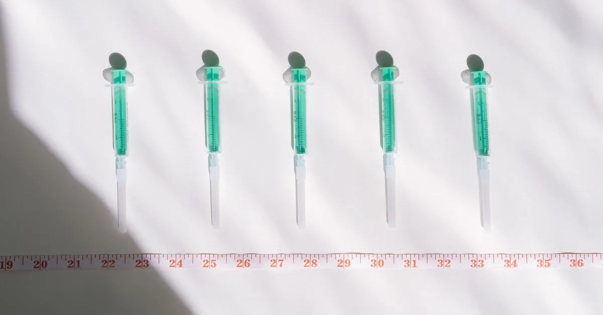 microtex needle : aiguilles de haute précision pour tissus délicats, assurant des coutures parfaites et durables. idéales pour la couture professionnelle et amateur.