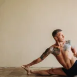 découvrez des exercices d'étirement du psoas pour améliorer votre souplesse, réduire les douleurs lombaires et favoriser une meilleure posture.