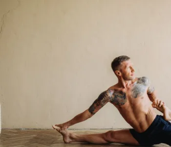 découvrez des exercices d'étirement du psoas pour améliorer votre souplesse, réduire les douleurs lombaires et favoriser une meilleure posture.