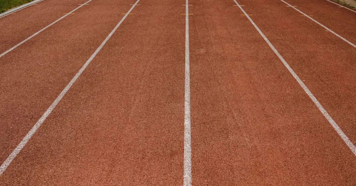 découvrez une piste d'athlétisme publique offrant un espace accessible à tous pour la course, le sprint et l'entraînement en plein air.