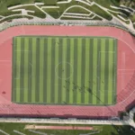 piste d'athlétisme publique offrant un espace accessible pour la course et l'entraînement, idéale pour les sportifs de tous niveaux.