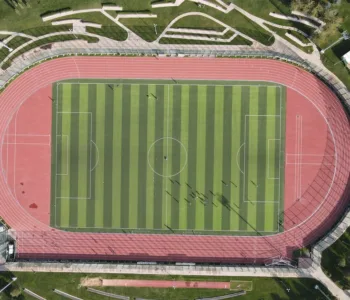 piste d'athlétisme publique offrant un espace accessible pour la course et l'entraînement, idéale pour les sportifs de tous niveaux.