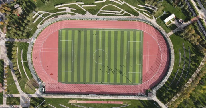 piste d'athlétisme publique offrant un espace accessible pour la course et l'entraînement, idéale pour les sportifs de tous niveaux.