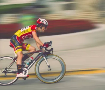 découvrez comment améliorer votre performance sportive grâce à des techniques d'entraînement avancées, une nutrition adaptée et des conseils d'experts pour atteindre vos objectifs.