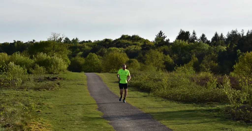 découvrez comment débuter la course à pied en maîtrisant votre rythme de course pour progresser efficacement et éviter les blessures.