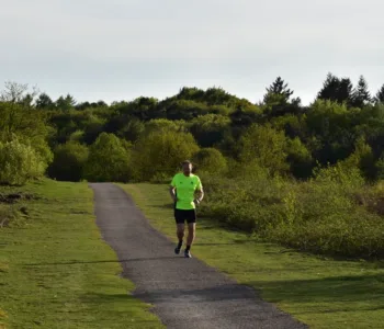 découvrez comment débuter la course à pied en maîtrisant votre rythme de course pour progresser efficacement et éviter les blessures.