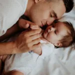guide complet pour les parents de bébés : conseils pratiques, astuces et informations essentielles pour bien s'occuper de votre nouveau-né.