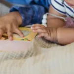 découvrez l'importance de la littératie précoce pour le développement des compétences en lecture et en écriture chez les jeunes enfants.