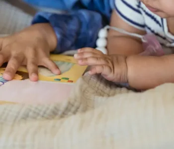 découvrez l'importance de la littératie précoce pour le développement des compétences en lecture et en écriture chez les jeunes enfants.