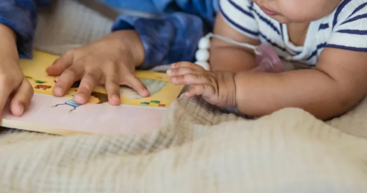 découvrez l'importance de la littératie précoce pour le développement des compétences en lecture et en écriture chez les jeunes enfants.