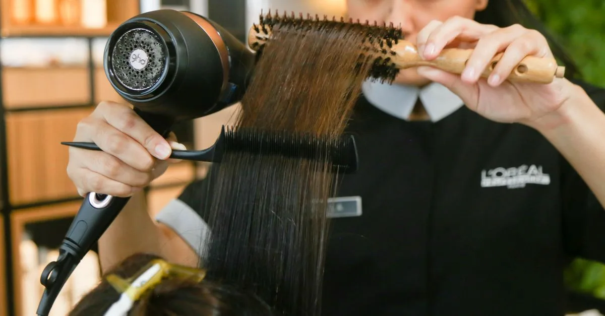 découvrez nos conseils et produits essentiels pour des soins capillaires efficaces et adaptés à tous les types de cheveux.