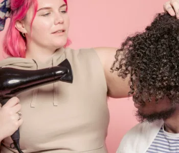 découvrez nos conseils et produits essentiels pour des soins capillaires efficaces et adaptés à tous les types de cheveux.