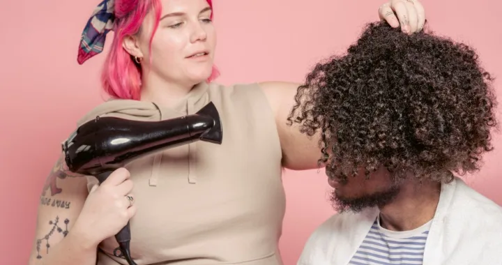 découvrez nos conseils et produits essentiels pour des soins capillaires efficaces et adaptés à tous les types de cheveux.