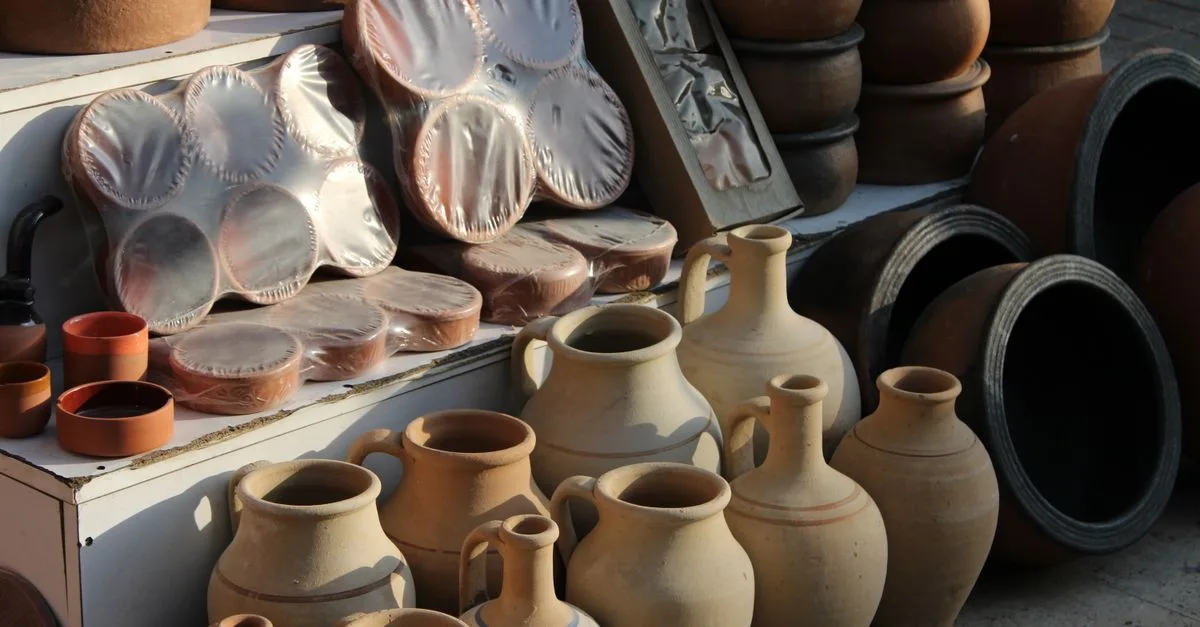 découvrez l'art de la poterie : créations uniques en céramique, techniques traditionnelles et modernes, pour tous les passionnés et amateurs de décoration artisanale.