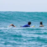 découvrez les sensations du surf, apprenez les techniques de base et explorez les meilleurs spots pour pratiquer ce sport de glisse en pleine nature.
