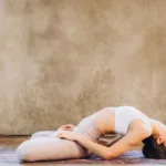 découvrez des séances de yoga spécialement conçues pour soulager le décalage horaire et revitaliser votre corps après un long voyage.