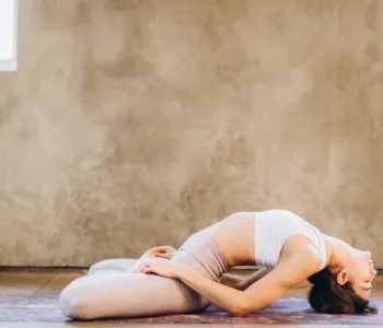 découvrez des séances de yoga spécialement conçues pour soulager le décalage horaire et revitaliser votre corps après un long voyage.