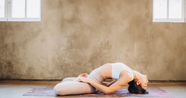 découvrez des séances de yoga spécialement conçues pour soulager le décalage horaire et revitaliser votre corps après un long voyage.