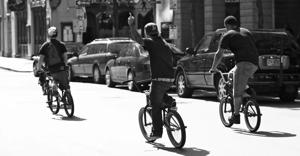 peut-on faire du bmx avec une attelle au pouce ? découvrez les précautions à prendre pour rouler plus confortablement et en toute sécurité.