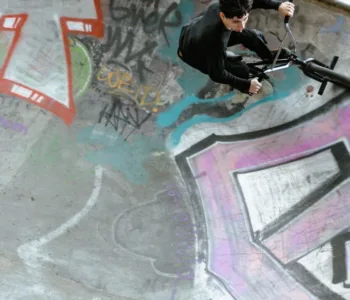 découvrez comment pratiquer le bmx avec une attelle au pouce, protéger votre blessure et rouler plus confortablement.