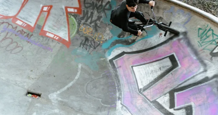 découvrez comment pratiquer le bmx avec une attelle au pouce, protéger votre blessure et rouler plus confortablement.
