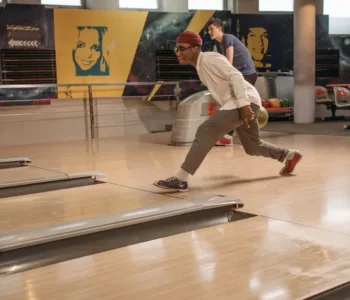 découvrez le plaisir du bowling, une activité ludique et conviviale pour tous les âges. profitez d'une ambiance festive, de pistes modernes et de moments inoubliables entre amis ou en famille.
