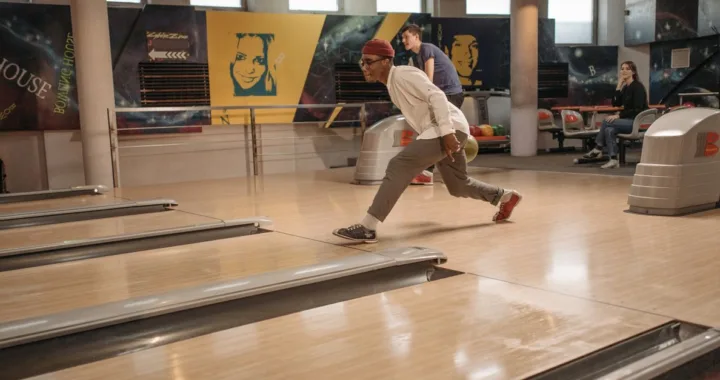 découvrez le plaisir du bowling, une activité ludique et conviviale pour tous les âges. profitez d'une ambiance festive, de pistes modernes et de moments inoubliables entre amis ou en famille.